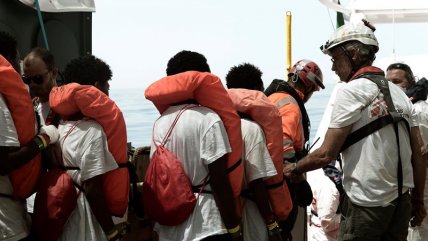 Italia rechaza críticas y escolta barco con 630 inmigrantes rumbo a España