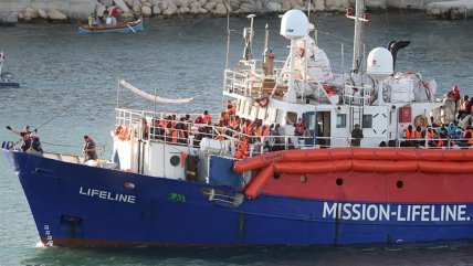 Barco con 230 inmigrantes llegó a Malta tras seis días de espera de permiso para desembarcar