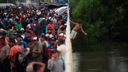 La gigantesca caravana de migrantes continúa su éxodo hacia Estados Unidos