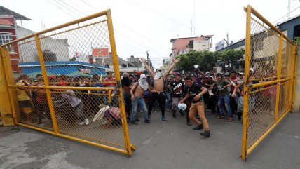 Caravana sigue su camino: Migrantes rompieron valla entre Guatemala y México y se enfrentaron con la policía