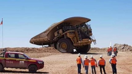   El rescate de gigantesco camión que casi cae a un botadero en minera Centinela 