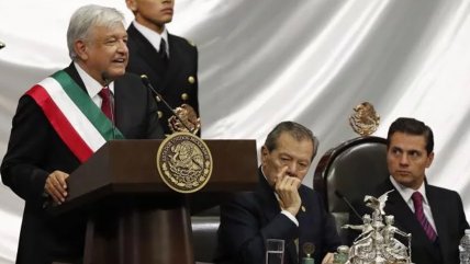 AMLO firmó iniciativa para cancelar reforma y garantizar educación pública gratuita