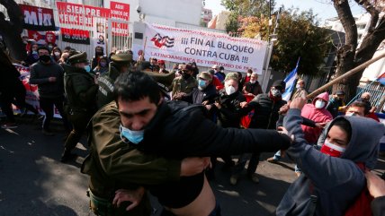  Patadas, combos y palos intercambiaron contramanifestantes frente al Consulado de Cuba  