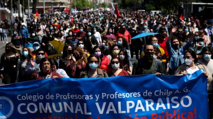  Profesores marcharon contra el veto a la ley de estatuto docente  