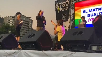   Petición de casamiento emocionó a quienes festejaban aprobación de matrimonio igualitario 