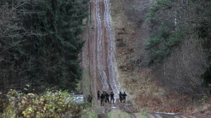   Polonia instala alambrado en frontera con Rusia para evitar paso de migrantes 