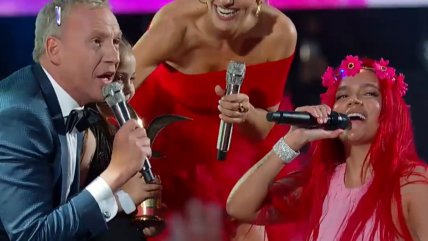   Karol G regaló su Gaviota de Oro a una pequeña fanática 