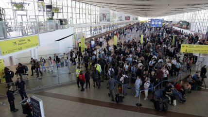   Movilización de trabajadores provoca largas filas y demoras en el Aeropuerto de Santiago 