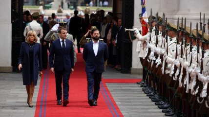   Recibió honores y dio ofrenda a O'Higgins: La visita de Macron a Chile 