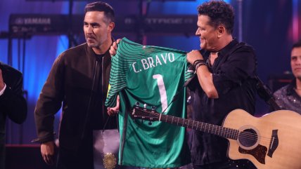   Claudio Bravo regaló su camiseta oficial de La Roja a Carlos Vives en el Festival de Viña del Mar 