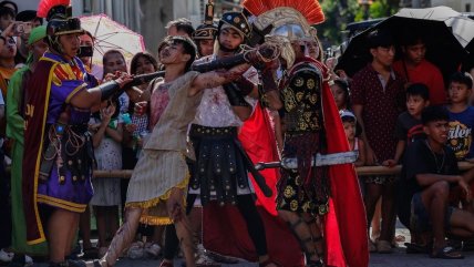   Filipinas: Crucifixiones, flagelaciones y largas procesiones para conmemorar Viernes Santo 