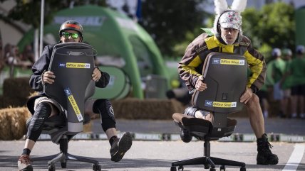   Suiza celebra la copa del mundo de carreras de sillas de oficina 