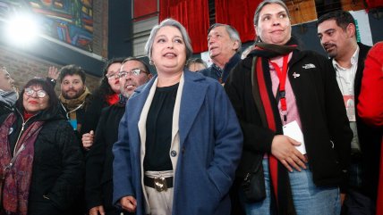   Festejos en el comando de Jeannette Jara tras primeros cómputos 