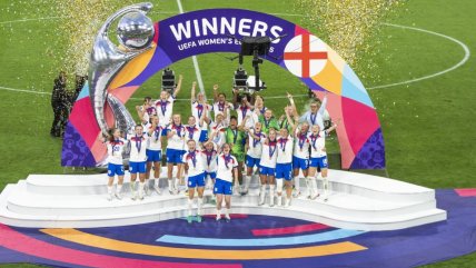   El festejo de Inglaterra en Basilea tras conquistar por segunda vez la Eurocopa Femenina 