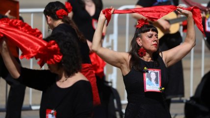   Familiares de desaparecidos bailaron la cueca sola frente a La Moneda 