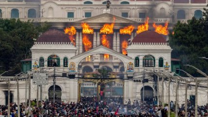   Nepal: Aclaran que esposa de exprimer ministro atacada en protestas está grave, pero viva 