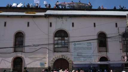  Bolivia: Reos se suben al techo de una cárcel para exigir pago de pensión alimenticia  