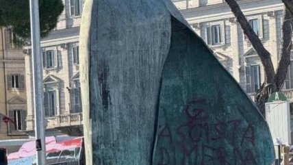  [FOTO] Condena generalizada en Italia por el ultraje a la estatua de Juan Pablo II en Roma  