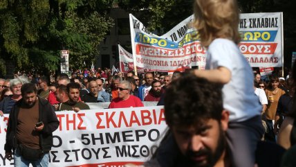   Miles de personas protestaron en Grecia contra la jornada laboral de 13 horas 
