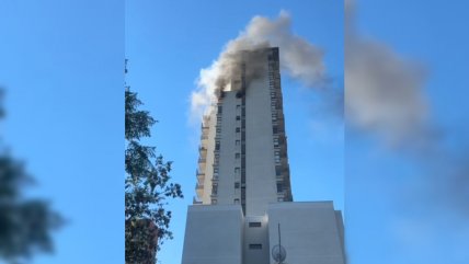   Incendio en el piso 18 de un edificio en Santiago Centro fue controlado 