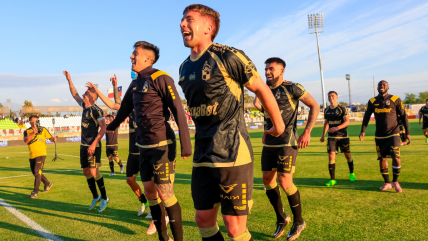   Coquimbo Unido celebró su decimoquinta victoria al hilo tras vencer a Palestino en La Cisterna 