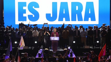  Polémica por cánticos contra Carabineros en cierre de campaña de Jara  