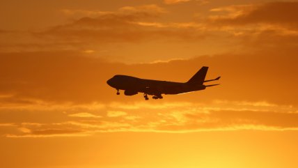   EE.UU.: Restricciones al tráfico aéreo continuarán por un tiempo pese a reapertura federal 