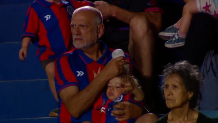   [VIDEO] Hincha de San Lorenzo tuvo divertido descuido con una mamadera en la galería 