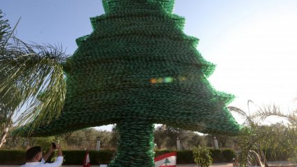  Líbano: árbol de 10 metros hecho de botellas plásticas busca batir récord Guinness  