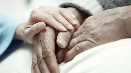  Críticas al Gobierno por dar discusión inmediata al proyecto de eutanasia  