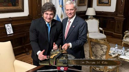   ¿Simpática o inadecuada? Juicio a la foto de Kast con la motosierra de Milei 