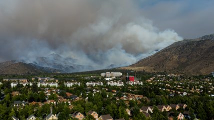   Bomberos mantiene el combate a incendio en San Carlos de Apoquindo 