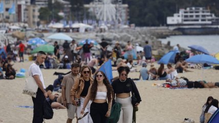   Visitantes disfrutaron la primera tarde del año en el borde costero de Viña del Mar 