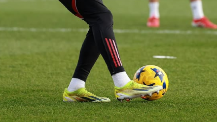   Jugador recibió siete partidos de sanción por tocar las partes íntimas de dos rivales 