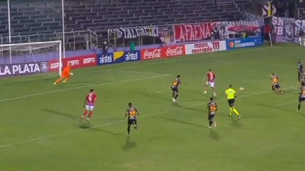   [VIDEO] Arquero de Olimpia le negó el gol a Correa y Colo Colo en Uruguay 