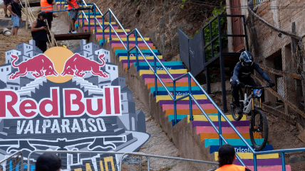   El puerto vibró con una nueva edición del Valparaíso Cerro Abajo 