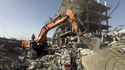  Rescatistas buscan cientos de cuerpos bajo ruinas de edificio bombardeado en Gaza  