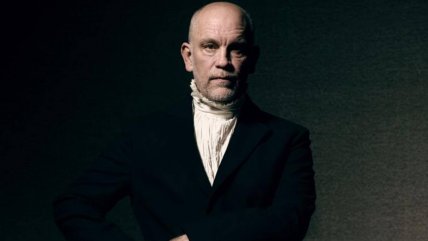   John Malkovich vuelve a Chile con obra inspirada en textos de Roberto Bolaño 