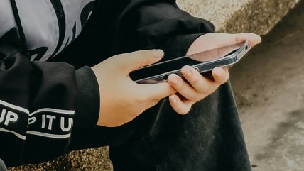   Prohibir los celulares en los colegios beneficia a niños y niñas, confirma experta 