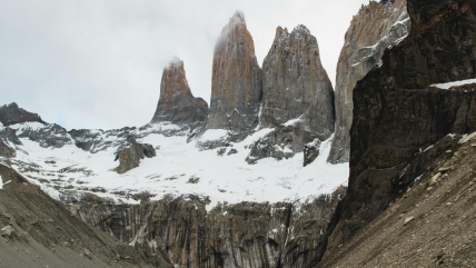   Turista inglés fue multado con cinco millones de pesos por fumar en Torres del Paine 