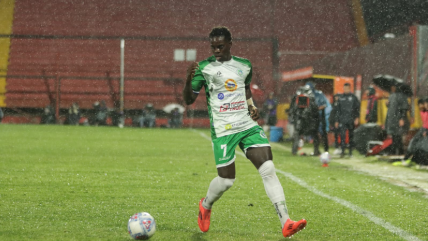   Manley Clerveaux vivió un tenso momento con la hinchada de Unión Española 