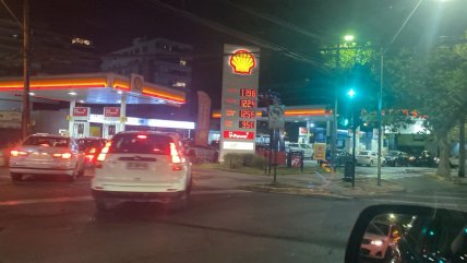   Automovilistas hacen largas filas en servicentros tras anuncio de alzas de combustibles 