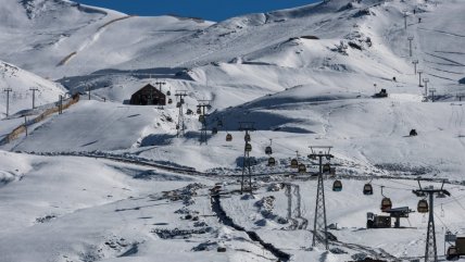   Primera caída de nieve marca el inicio del otoño en la cordillera de Santiago 