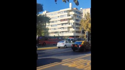   Bomberos llegó al Liceo Lastarria por fuego y humo: encapuchados detonaron bombas 