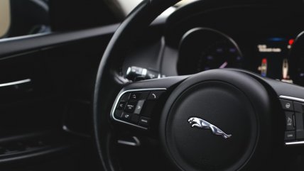   Recoleta: Balean a menor de 16 años que presuntamente participó en el robo de un lujoso Jaguar 