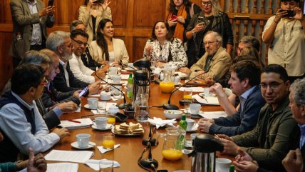   Alcaldes y partidos de oposición buscan articularse contra Kast 