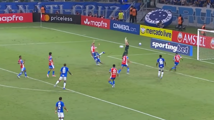   [VIDEO] La crucial atajada de Bernedo que permitió el triunfo de la UC ante Cruzeiro en Brasil 