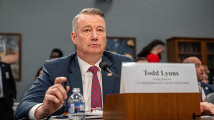   Renunció el director de ICE tras testificar ante el Congreso 
