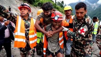   Rescatan con vida a dos trabajadores tras 10 días atrapados en un túnel de Nepal 