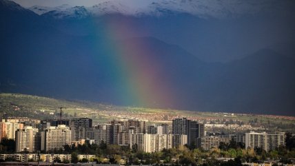   Lluvia, sol y un arcoíris en Santiago 
